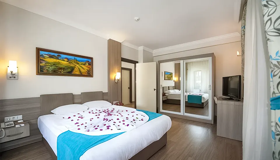 هتل کریستال آئورا بیچ ریزورت اند اسپا